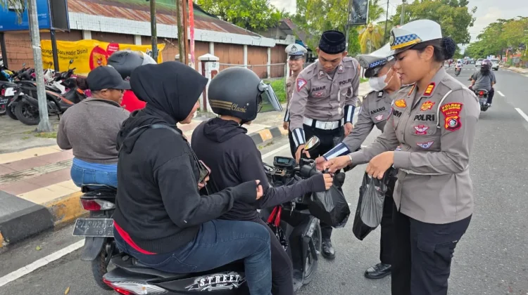Bagi-bagi Takjil Bagi Masyarat digelar Personel Satlantas Polres Biak
