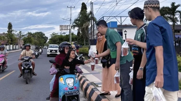 HMI Cabang Biak, Bagikan Ratusan Paket Takjil Kepada Pengendara