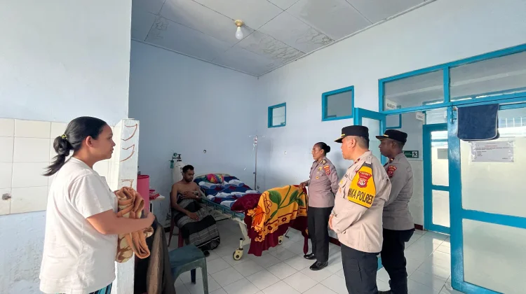 Wujud Kebersamaan, Polres Supiori Jenguk Anggota yang Sakit