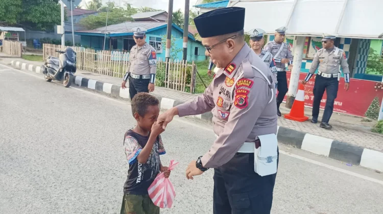 Berkah Ramadhan, Sat-Lantas Polres Supiori Berbagi Takjil Gratis