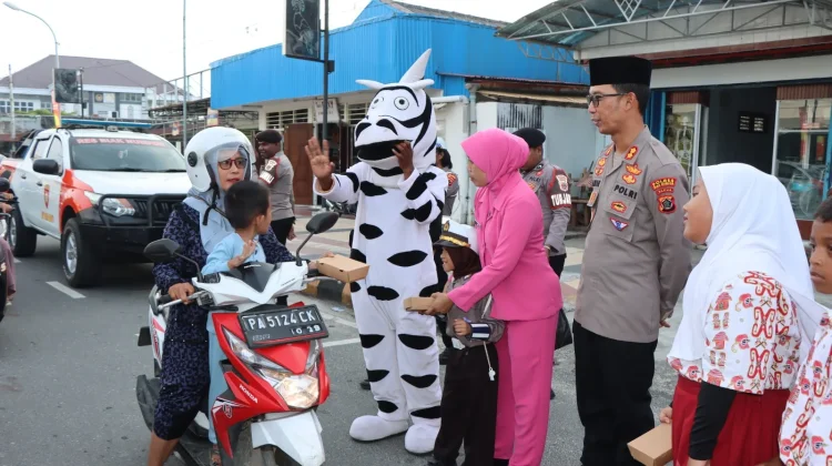 Ramadhan Berkah,Polres Biak Numfor dan Bhayangkari Berbagi Takjil