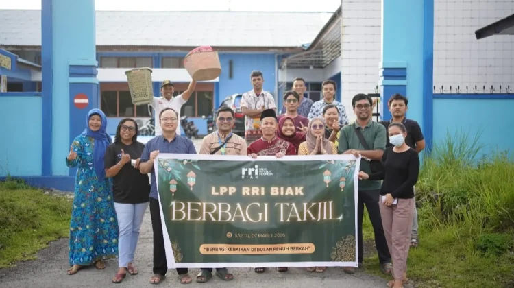 Berkah Ramadan, LPP RRI Biak Bagikan 300 Paket Takjil
