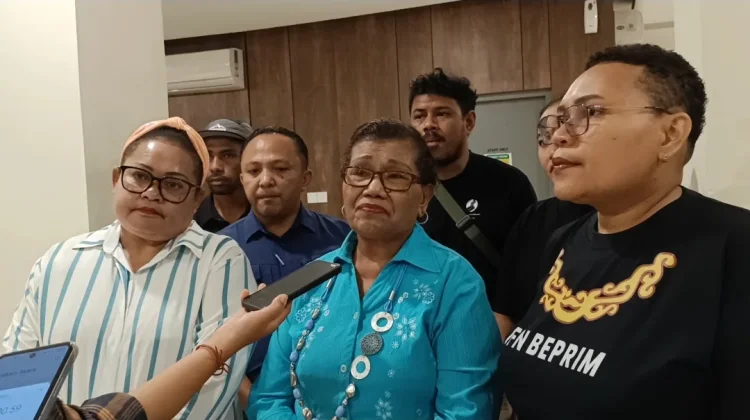 Kemenhum Papua Serahkan Sertifikat Hak Cipta, Ajak Masyarakat  Biak Lindungi Karya