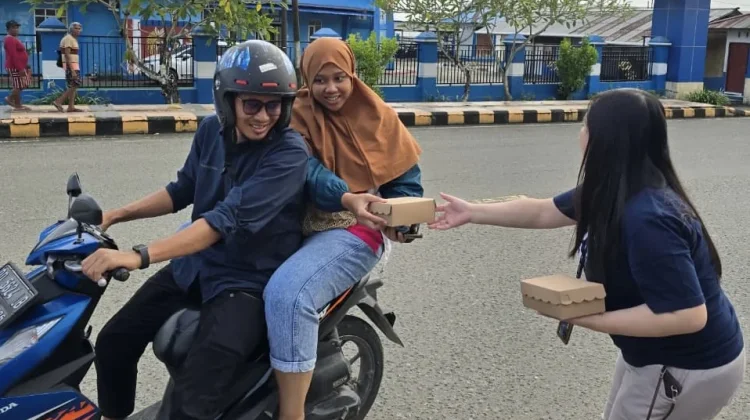 PT Pos Indonesia Biak Gelar Aksi Berbagi Takjil Ramadan