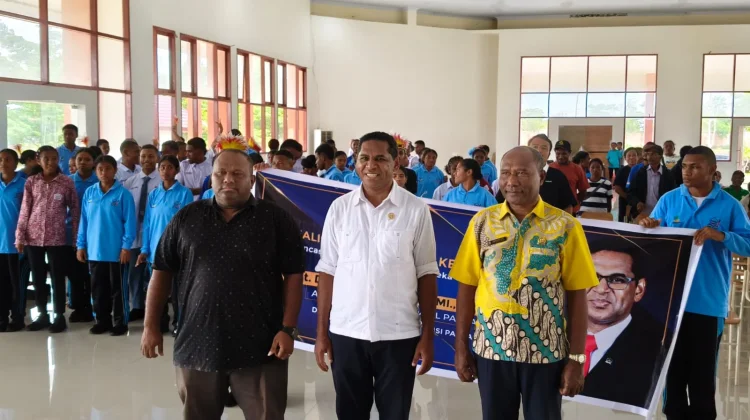 Senator Pdt Dawid Waromi Kunjungi Sekolah Rakyat Biak