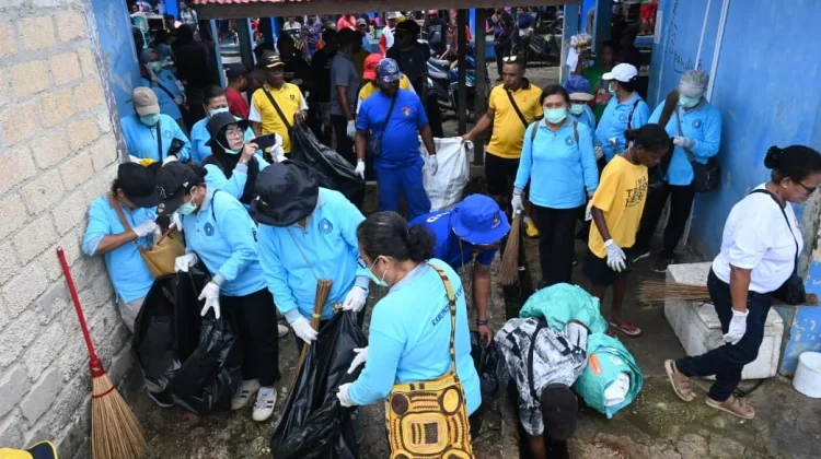 Bupati Biak Turun Langsung dalam Kegiatan Bersih Sampah