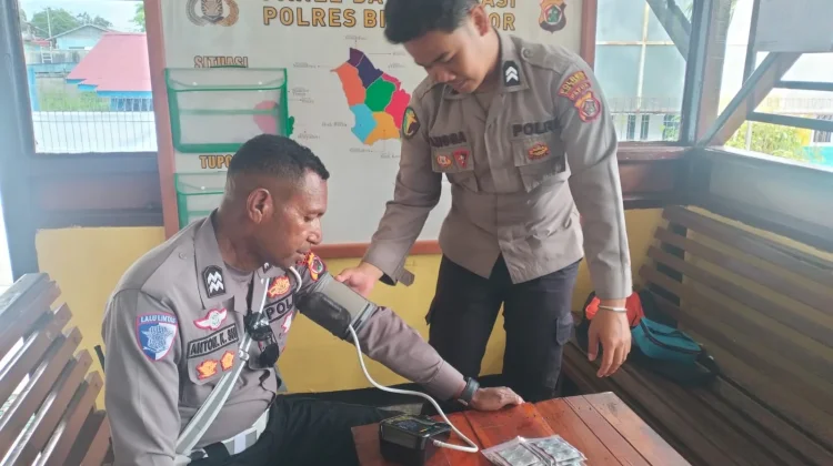 Jaga Stamina Personil Ops Ketupat, Sidokkes Polres Biak Cek Kesehatan  Berkala - RRI.co.id