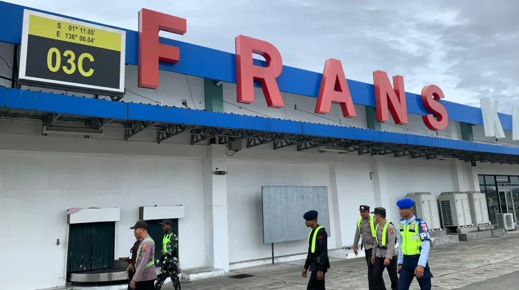 Operasi Ketupat Cartenz,Personel Pos Pelayanan Bandara Biak Laksanakan Patroli