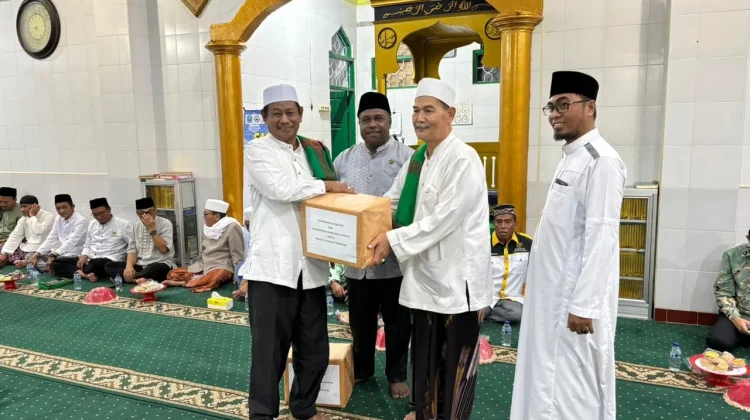 Kemenag Biak Numfor Serahkan Bantuan Al-Qur’an di Safari Ramadan