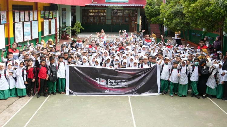 Satu Tahun Danantara,Pertamina Bagikan 2.000 Paket Sekolah Bagi Anak Papua