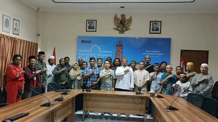 Angkasa Pura Biak Serahkan Bantuan CSR Bagi Marbot Masjid dan Petugas Supporting