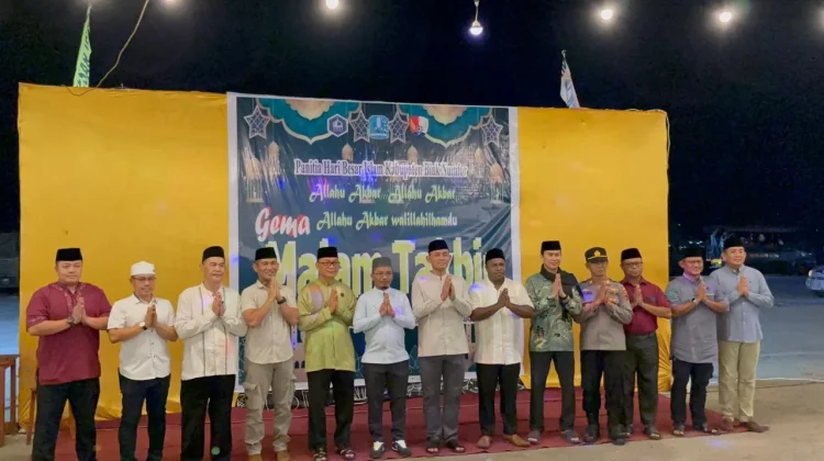 Wabup Biak  Numfor Tampil Bermain Harmonika, Hangatkan Malam Takbiran