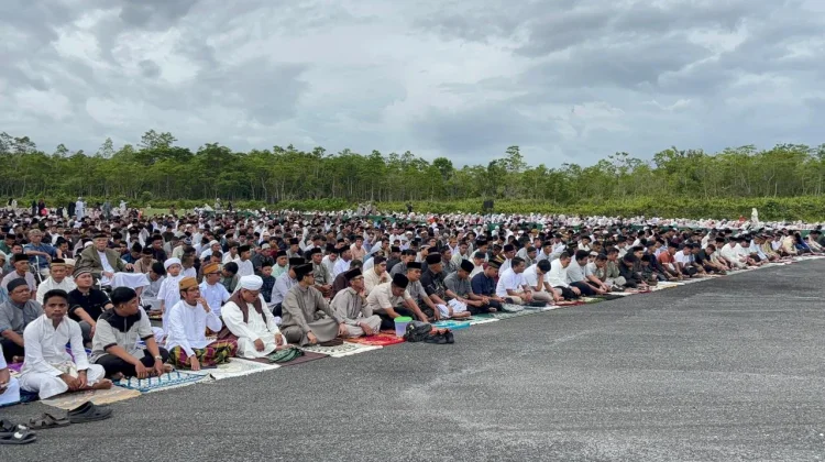 Ribuan Umat Muslim Padati Base Ops Lanud Manuhua, Laksanakan Salat Idulfitri