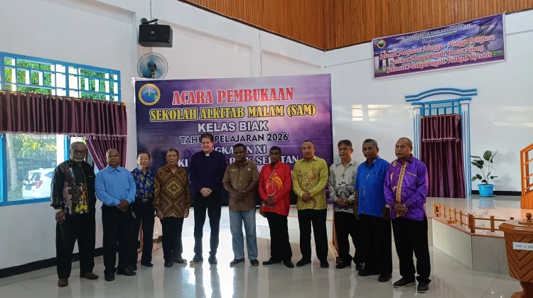 Lebih dari 75 Peserta Ikuti Sekolah Alkitab Malam, Kelas Biak Angkatan XI