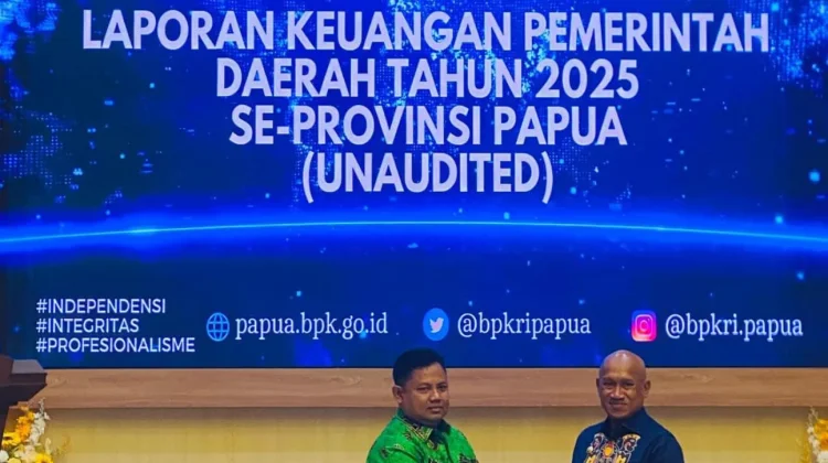 Bupati Biak Resmi Serahkan LKPD 2025 Kepada BPK