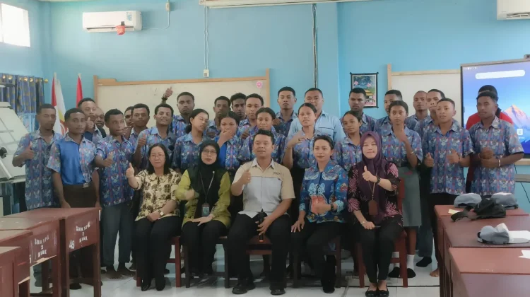 Siswa Kelas XII SMKS YPK 2 Biak Ikuti Sosialisasi Aplikasi SiapKerja Disnaker
