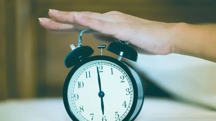 Sering Pasang Banyak Alarm tapi Tetap Telat Bangun? Ini Penjelasan Psikologinya