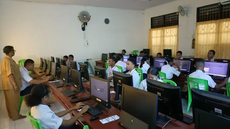 Ujian Sekolah Berbasis Komputer SMP YPPK St. Petrus Biak, diikuti 72 Siswa
