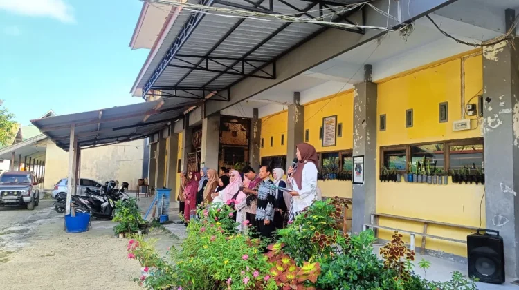 Semangat Kartini Hidup di SMKS Yapis TIK Biak lewat Upacara Bendera