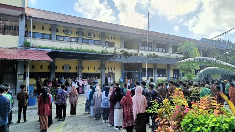 Semangat Kartini Hidup di SMKS Yapis TIK Biak lewat Upacara Bendera