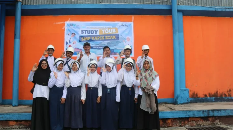 Bulog KC Biak, Kenalkan Literasi Pangan kepada Puluhan Siswa SMP Yapis Biak