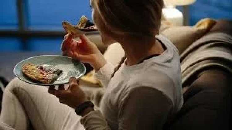 Waktu Terbaik Makan Malam untuk Berat Badan Ideal