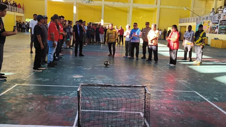 Tendangan Bola Pertama Wabup Biak Tandai Dimulainya Turnamen