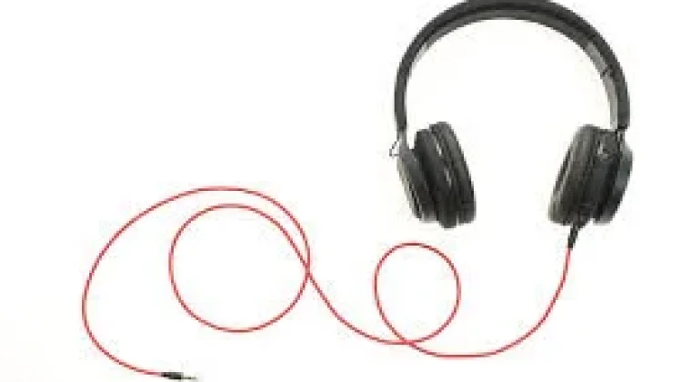 Headset Kabel atau Bluetooth, Mana Lebih Aman untuk Telinga?