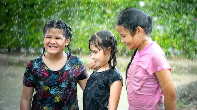 Mandi Air Hujan Memang Menyegarkan, tapi Amankah bagi Kesehatan?