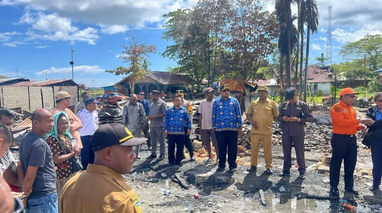 Pemkab Supiori Tinjau Lokasi Kebakaran di Korido, Salurkan Bantuan untuk Korban