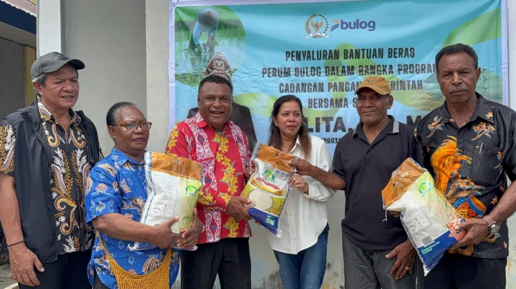 Anggota DPD RI, Lalita, Salurkan Bantuan Beras dan Cek Kesehatan Gratis Bagi Lansia