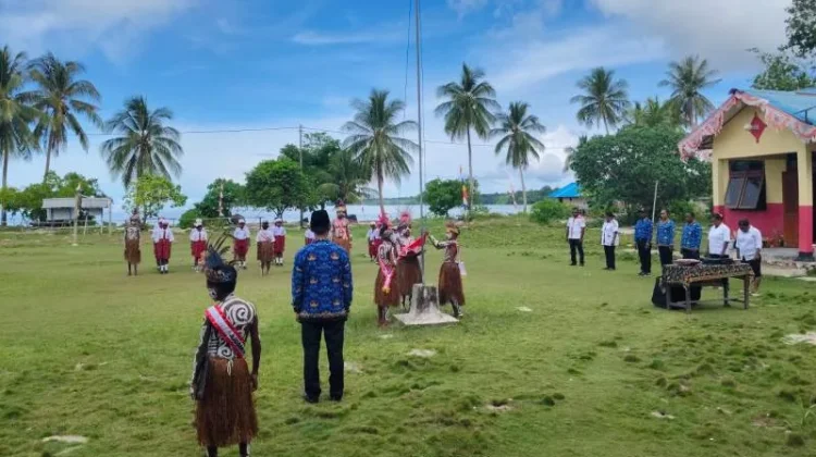 Petugas Upacara Hardiknas di  SD Negeri Awai DistrikPadaido  Kenakan Baju Adat