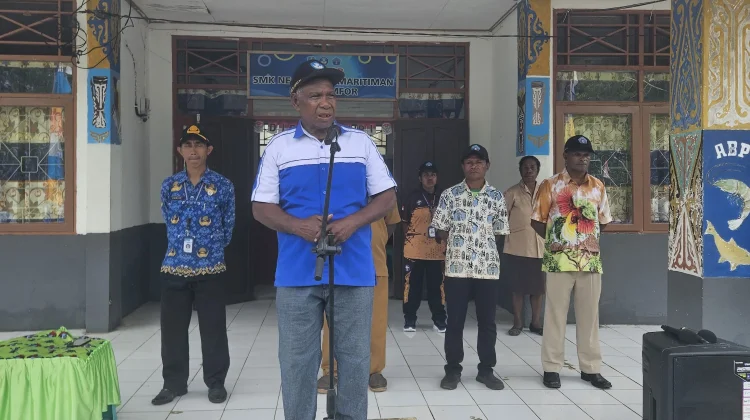 Upacara Peringatan Hardiknas diikuti Siswa di Distrik Poiru