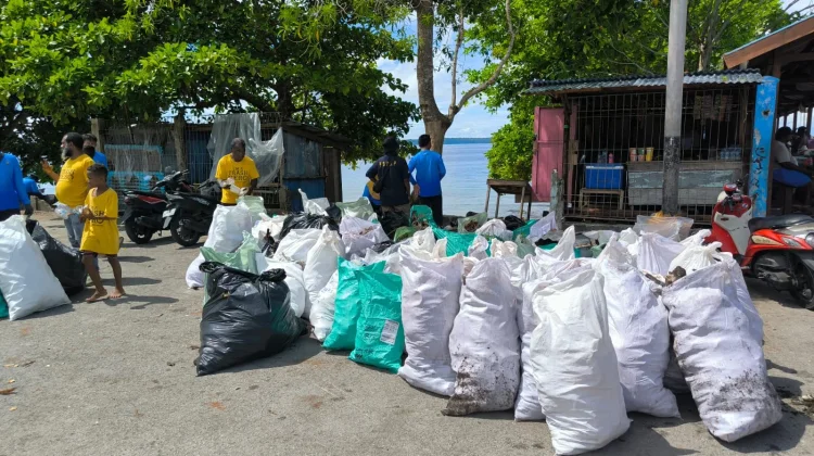Aksi Bersih Sampah ke-185 Komunitas Trash Hero Biak, Kumpulkan 156 Karung