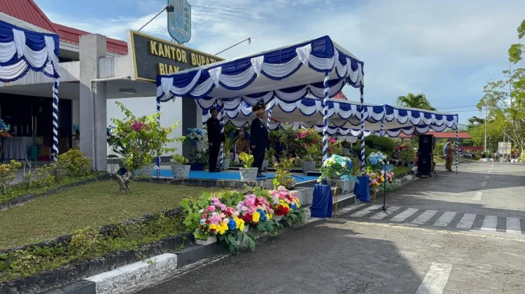 Pimpin Upacara Hardiknas,Bupati Markus Serahkan Sejumlah Penghargaan