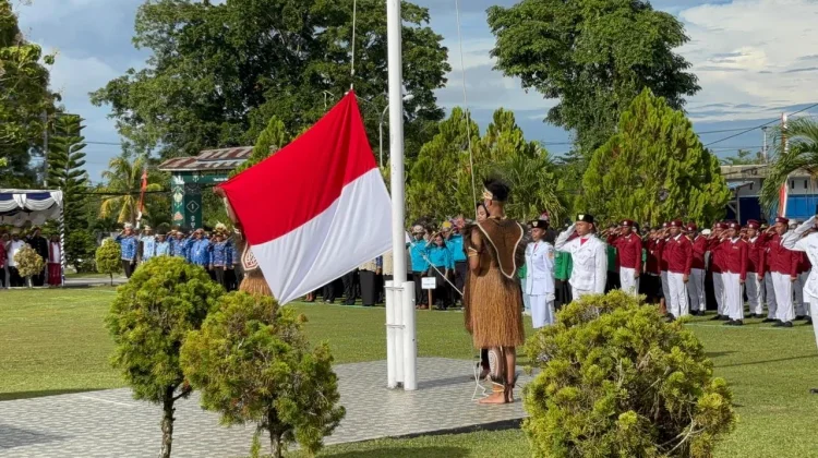 Pimpin Upacara Hardiknas,Bupati Markus Serahkan Sejumlah Penghargaan