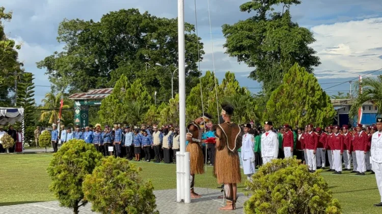 Upacara Hardiknas Biak Numfor Unik: MC Tiga Bahasa hingga Petugas dari Guru Pulau