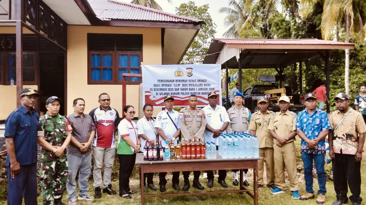 Ratusan Botol Miras Hasil Sitaan,dimusnahkan Polsek Numfor Barat