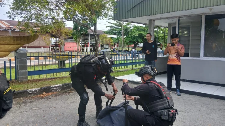 Brimob Biak Amankan Granat Tangan Peninggalan PD II