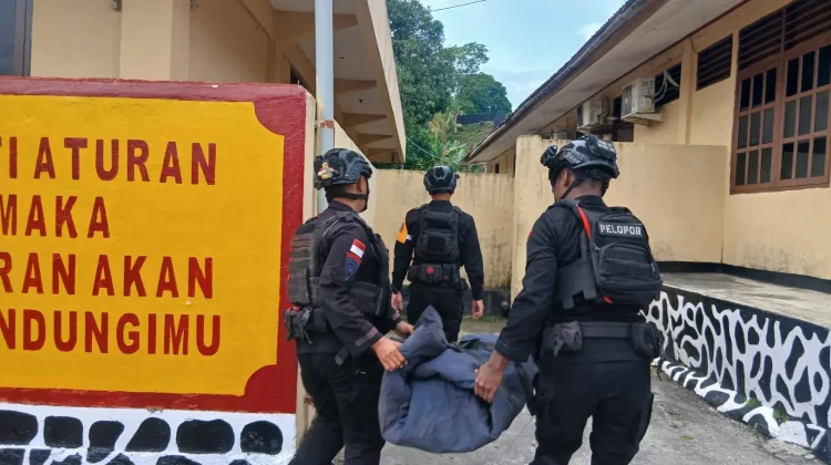 Brimob Biak Amankan Granat Tangan Peninggalan PD II