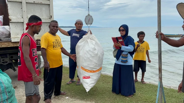 Laut Bukan Tempat Sampah: Misi Penyelamatan dari Pulau Owi  Bersama Trash Hero Biak