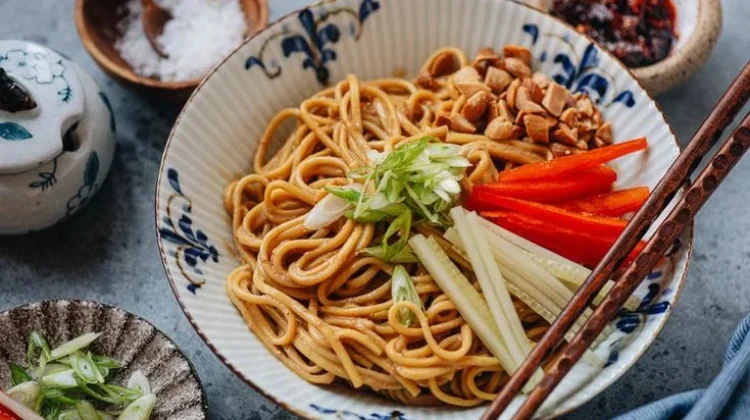 Mitos atau Fakta, Makan Mi Bisa Sebabkan Usus Buntu?