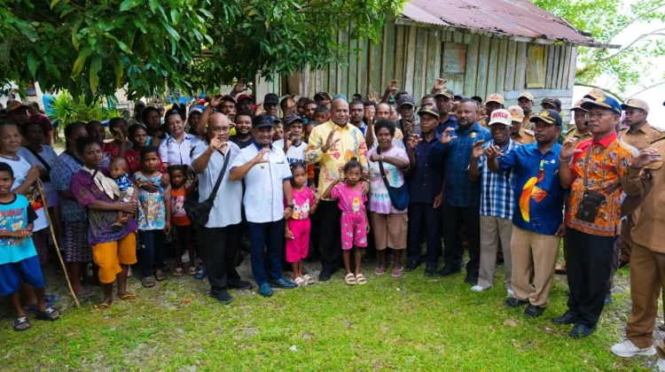 Gubernur Fakhiri Dorong Warga Numfor Tanam Kelapa, Jagung, dan Kacang Hijau