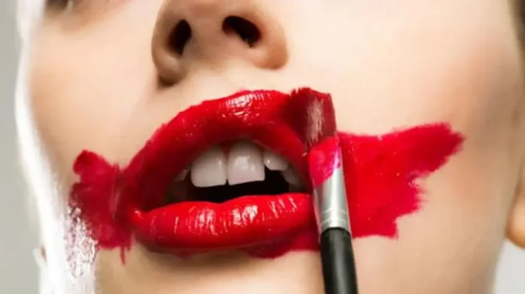 Bahaya Tersembunyi dibalik Lipstick Effect
