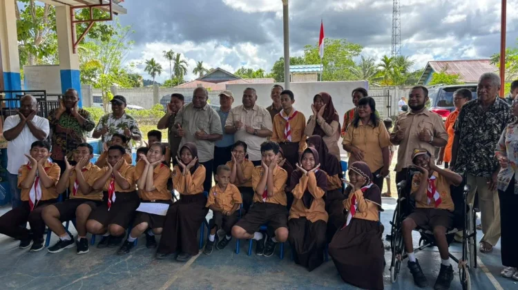 Gubernur Papua , Mathius D Fakhiri  Kunjungi  SLB Negeri Saireri