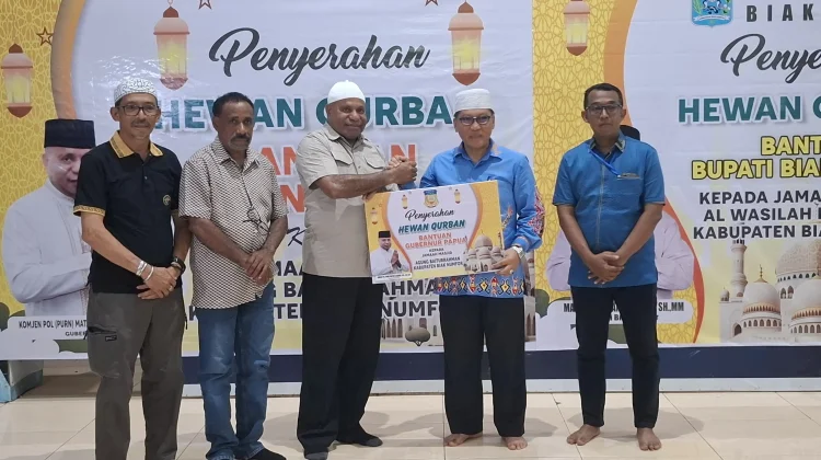 Gubernur Papua.Serahkan Bantuan Hewan Kurban di Masjid Agung Baiturrahman Biak