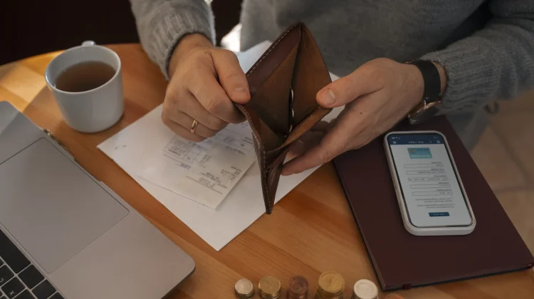 Fenomena Dompet Tipis di Era Gaya Hidup Digital