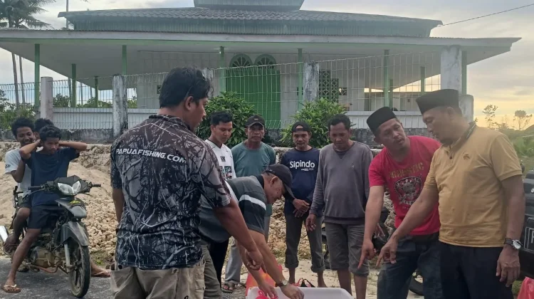 Umat Muslim di Kampung Sunyeri dan Syabes Biak Numfor Terima Hewan Kurban