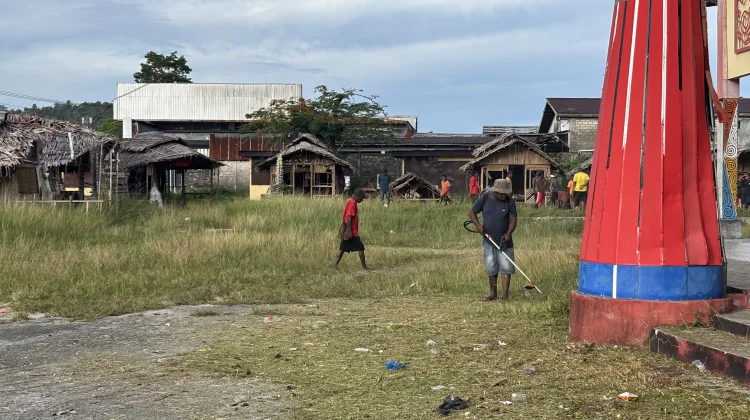 Sambut World Cup 2026, Suporter Biak Bersihkan gedung Amphiteater