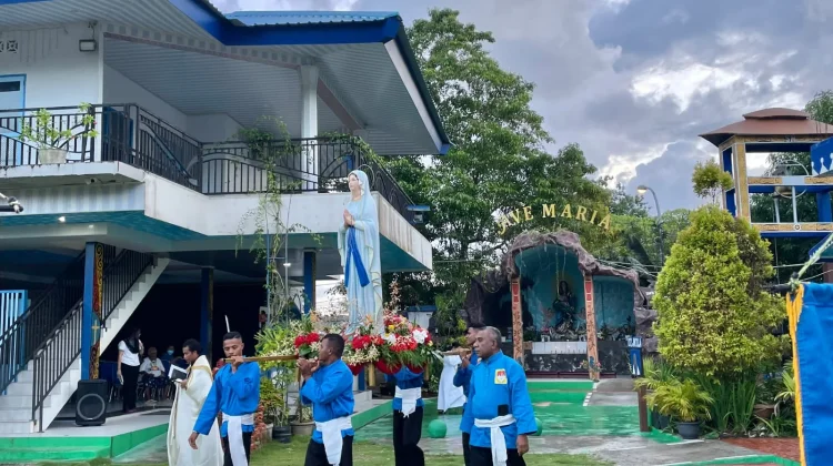 Umat Katolik Paroki Santa Maria Biak Ikuti Reli Rosario Penutupan Bulan Maria